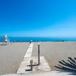 New Stylish Beachside 2br With Pool And Garage アパート *