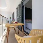 New Stylish Beachside 2br With Pool And Garage アパート エステポナ