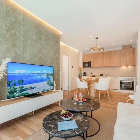 New Stylish Beachside 2br With Pool And Garage Lejlighed