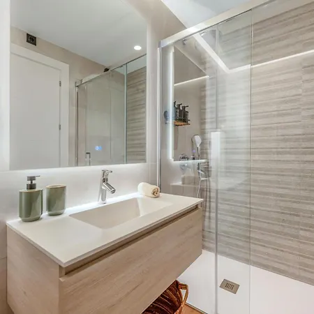 New Stylish Beachside 2br With Pool And Garage *